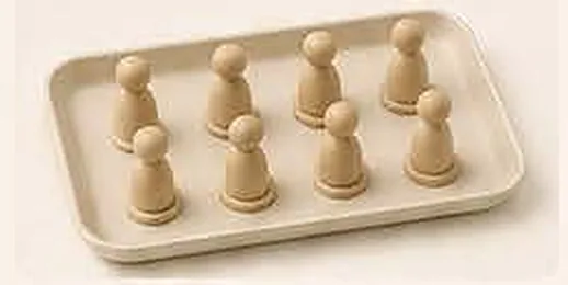 Bandeja com figuras neutras de madeira