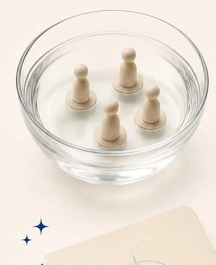 Tigela com figuras ao lado de um caderno